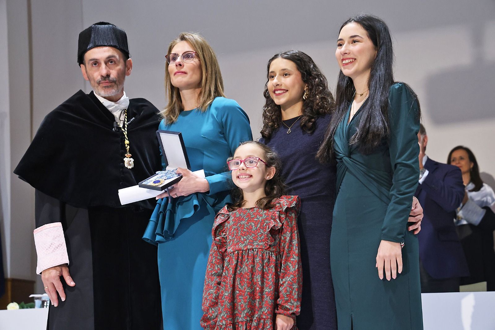 El rector con la viuda y la hijas de José Enrique Sánchez