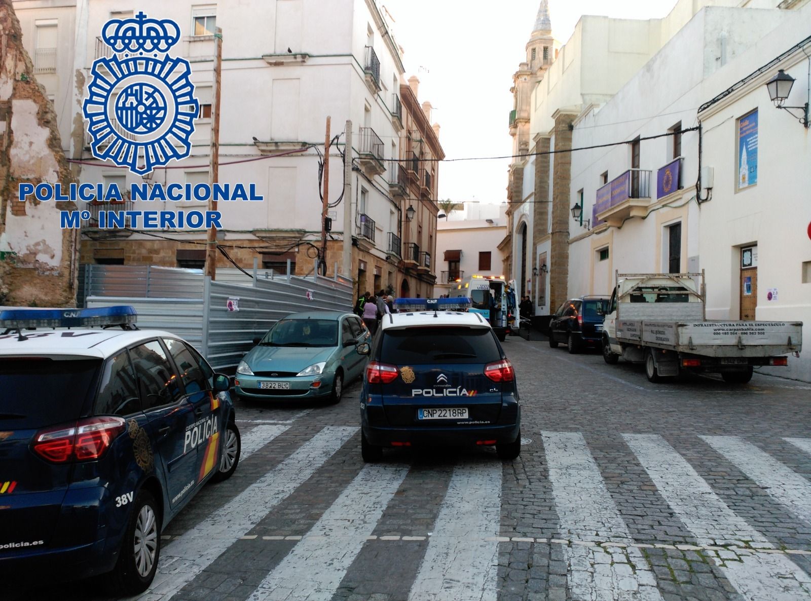 Patrullas de la Policía Nacional y una ambulancia al fondo el día de los hechos.