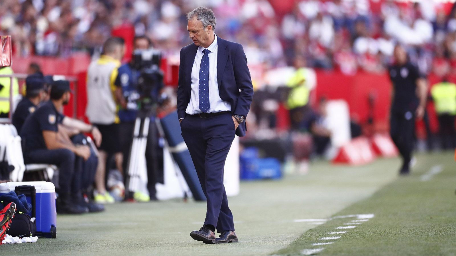 Caparrós, cariacontecido, durante el partido ante el Athletic.