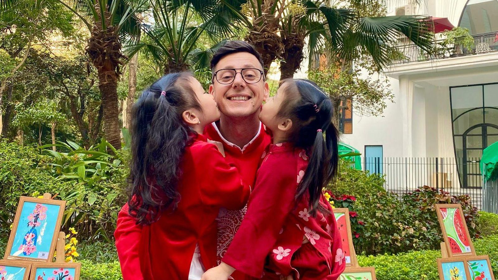 David Jiménez con dos de sus alumnas.