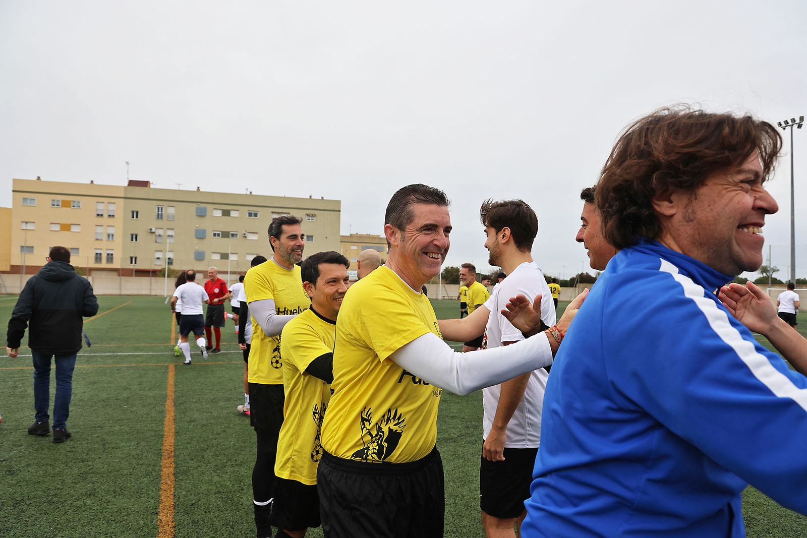 Periodistas y políticos disputan su tradicional partido navideño de fútbol