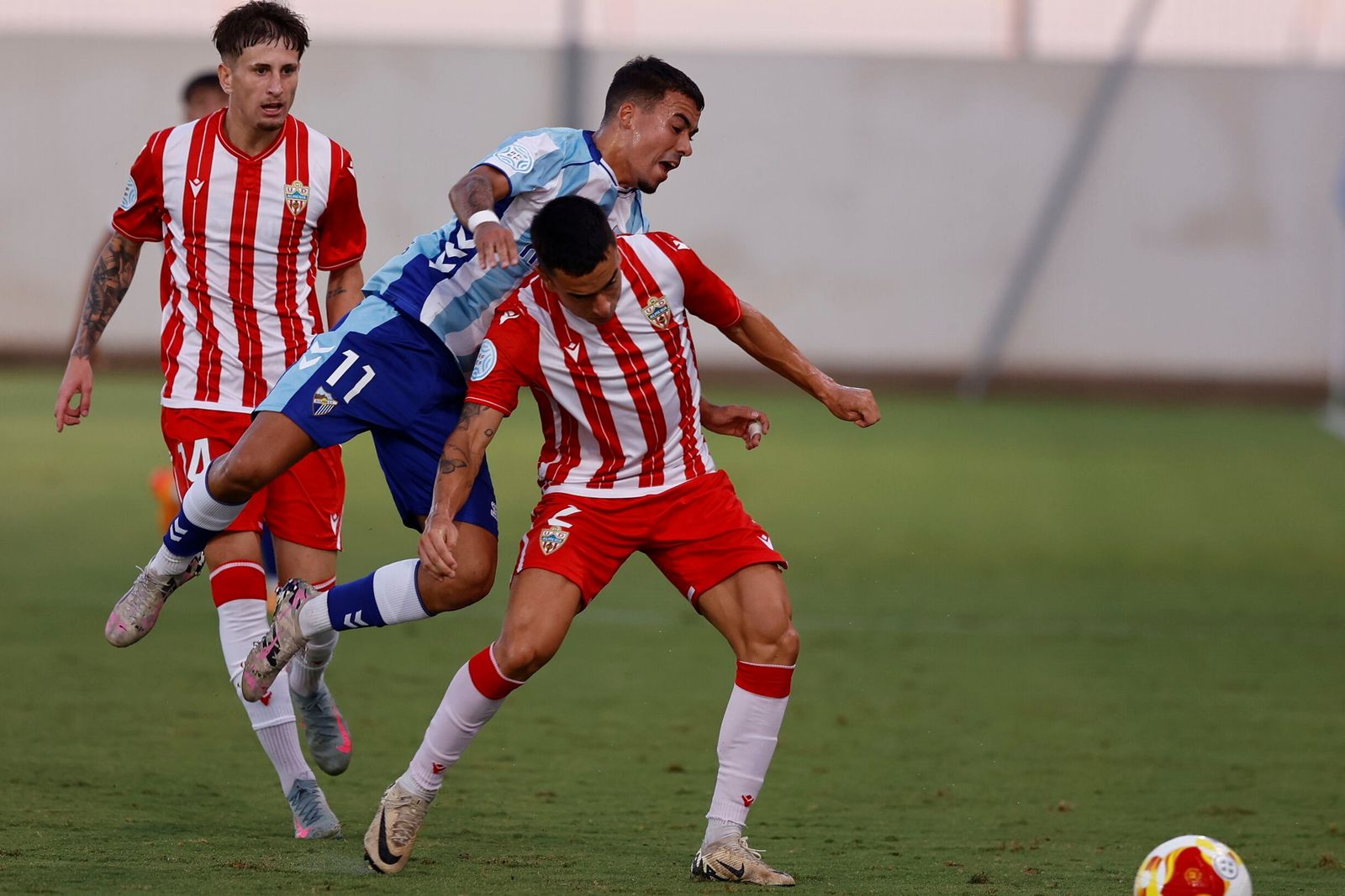 Vicente Agulló disputa un balón ante un rival durante el encuentro de la primera vuelta frente a los blanquiazules.