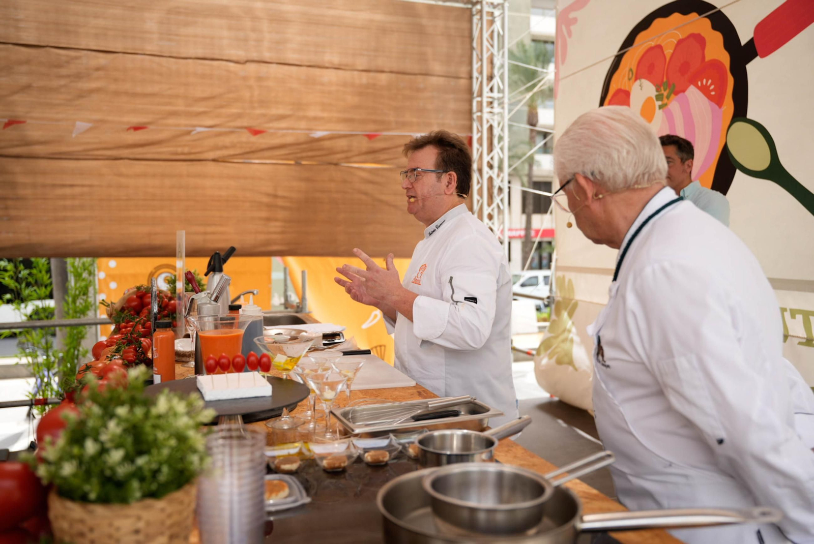 La Cofradía del Tomate y la semifinal del concurso gastronómico de la Feria de Almería, en imágenes