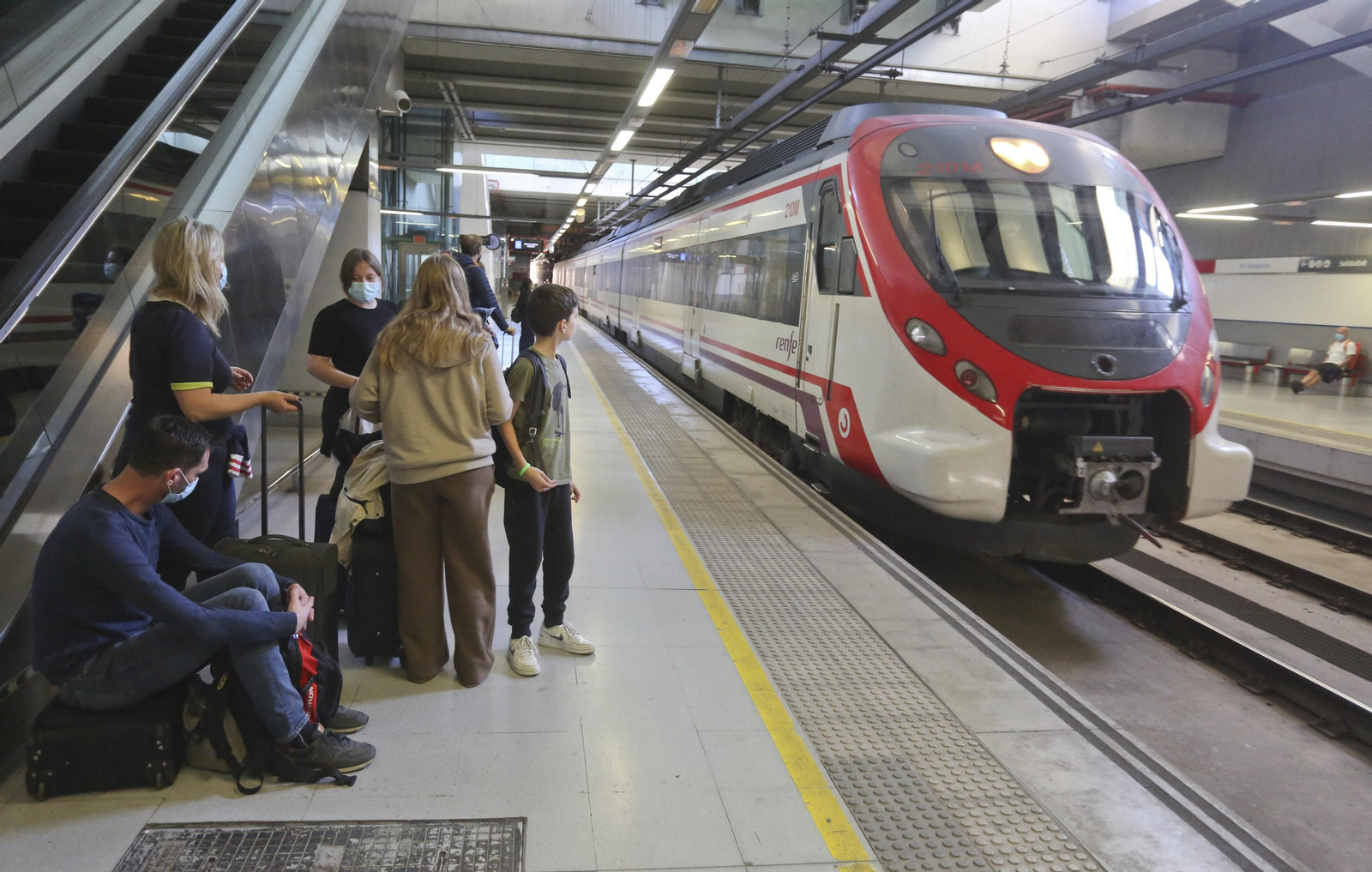 Pasajeros en la estación de Cercanías de Málaga.