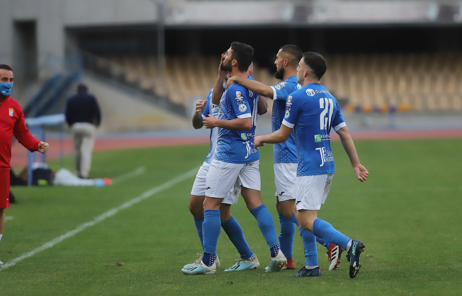 Chuma celebra junto a sus compañeros uno de sus goles al Arcos.