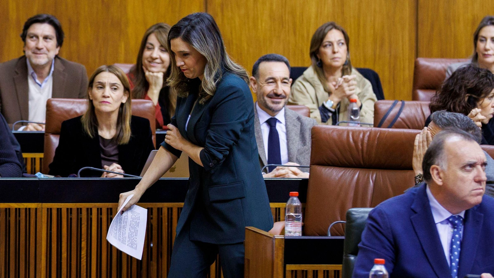 La socialista María Márquez se prepara para subir al estrado de oradores.