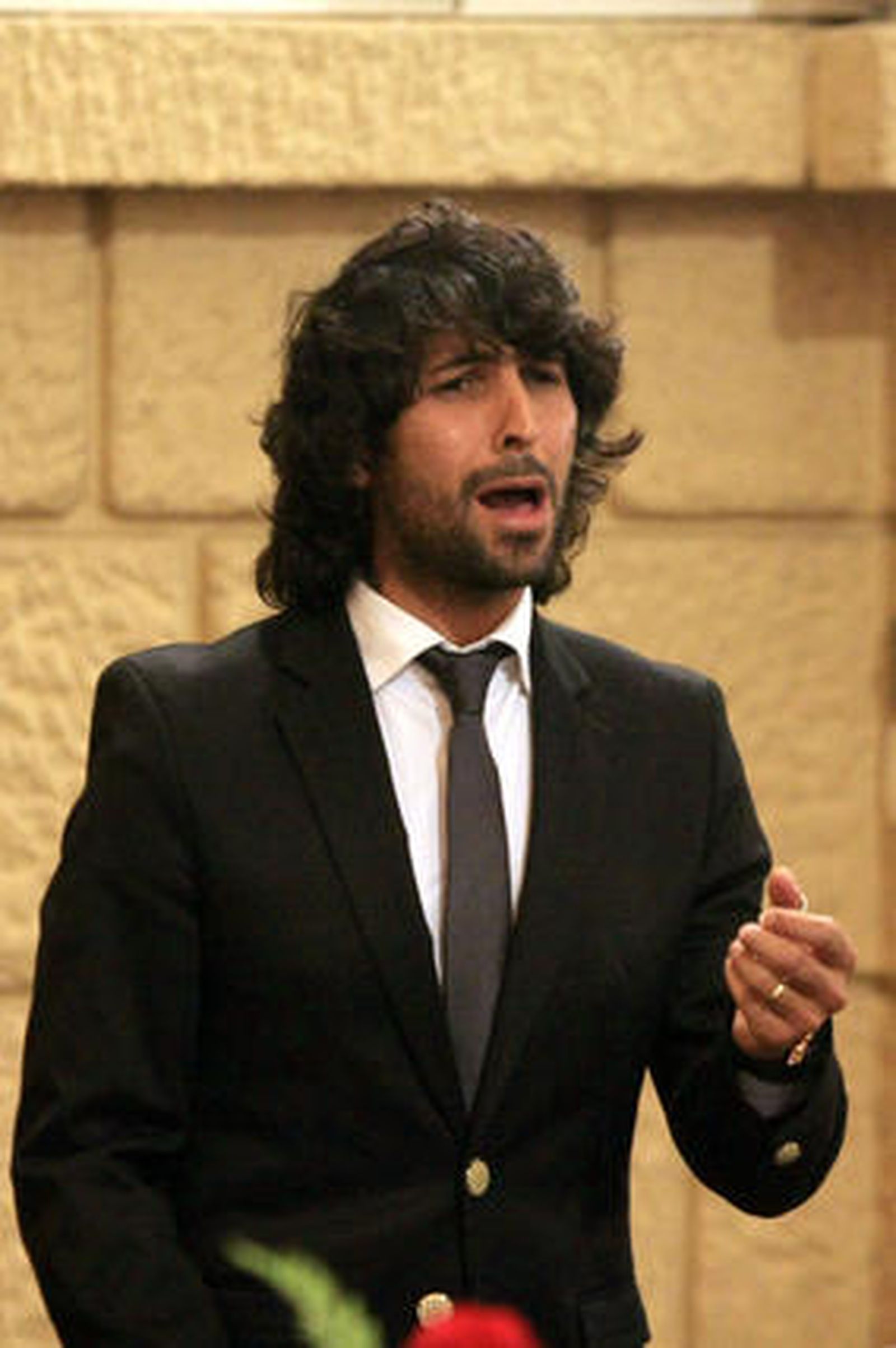 Arcángel, Argentina y Pepe 'El Marismeño' cantan la disertación del jefe de Cultura de 'Huelva Información', Eduardo Sugrañes. / Alberto Domínguez