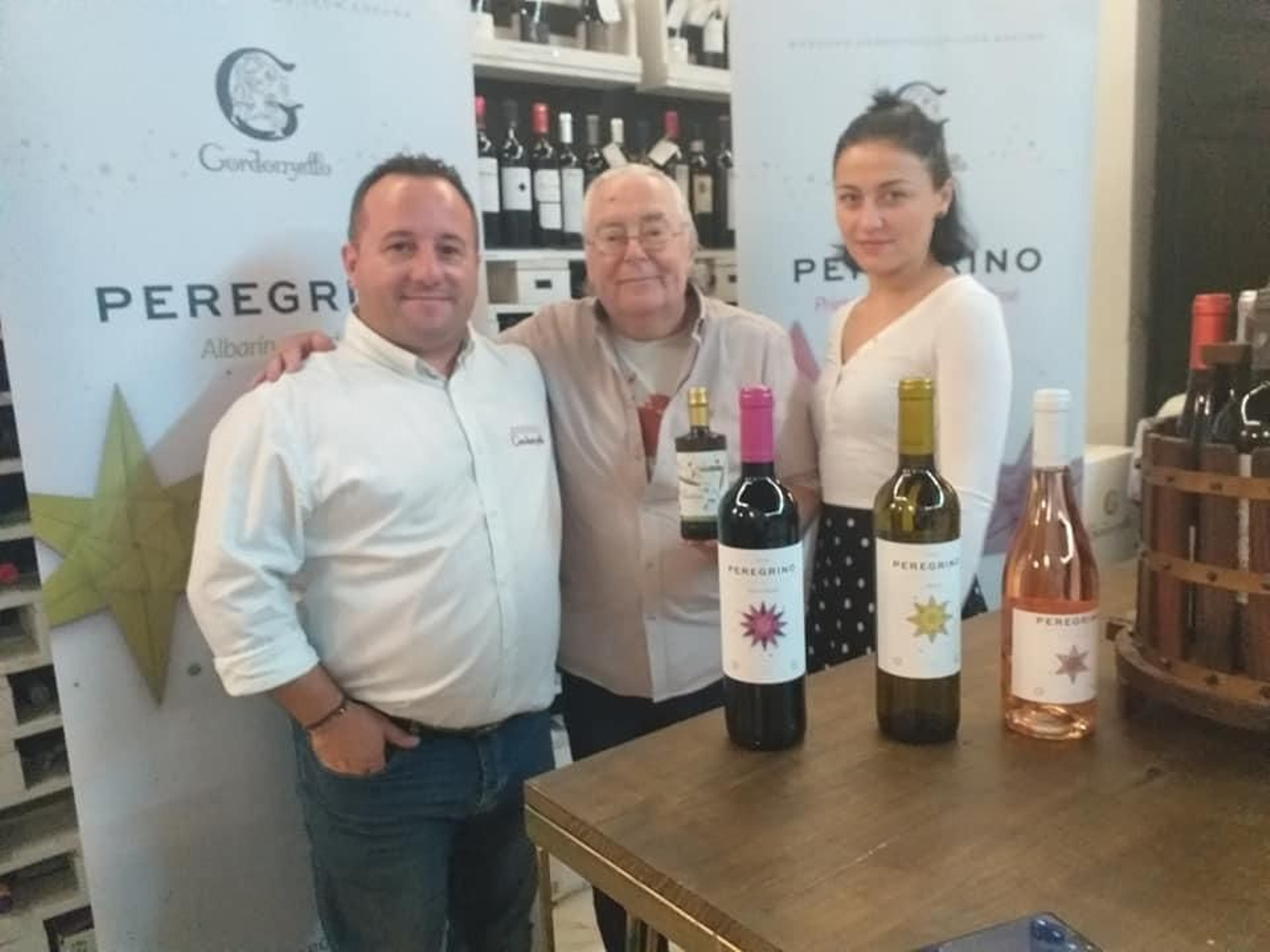 Los propietarios de Un Lugar del Vino y el director de Bodegas Gordonzello