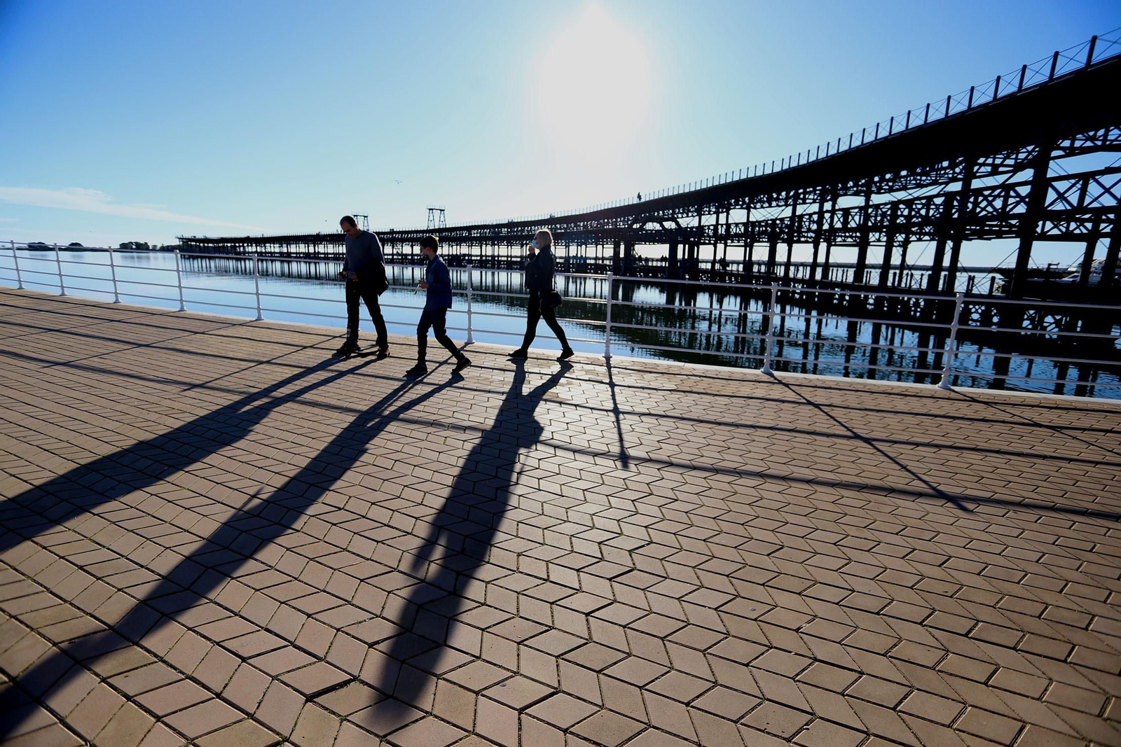 El buen tiempo del sábado llena de onubenses el Paseo de la Ría