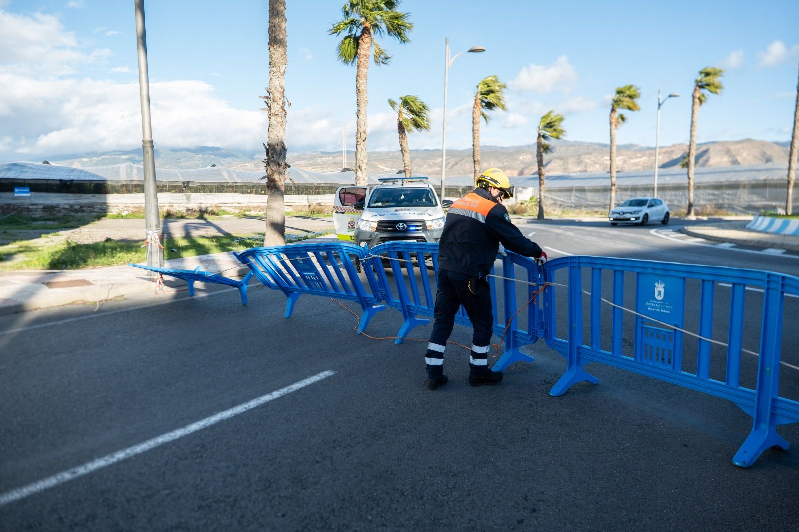 Roquetas planta cara a la borrasca Leonardo: un despliegue humano y técnico frente al temporal