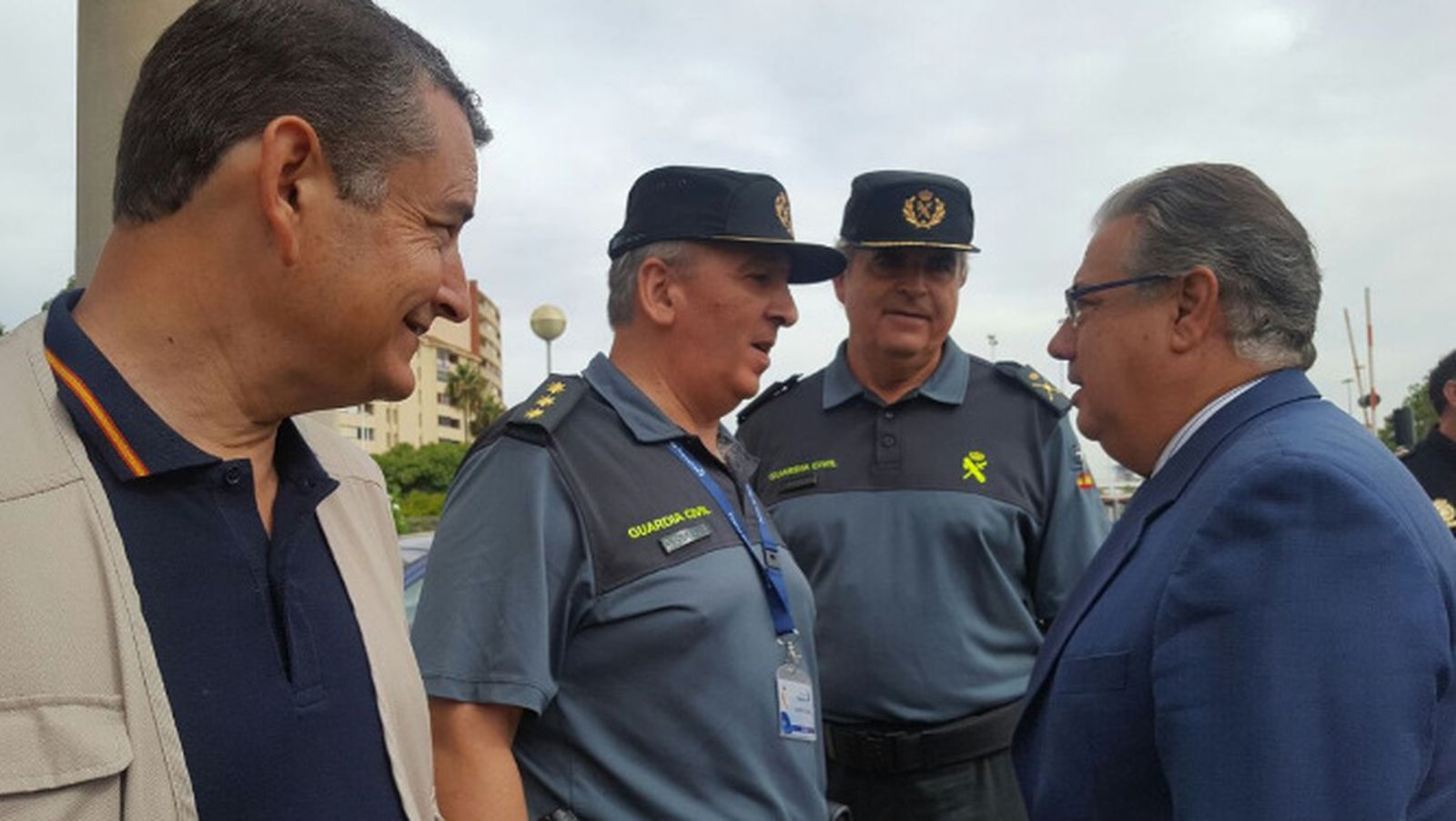 Antonio Sanz y Juan Ignacio Zoido, saludando a dos agentes en el Puerto de Algeciras