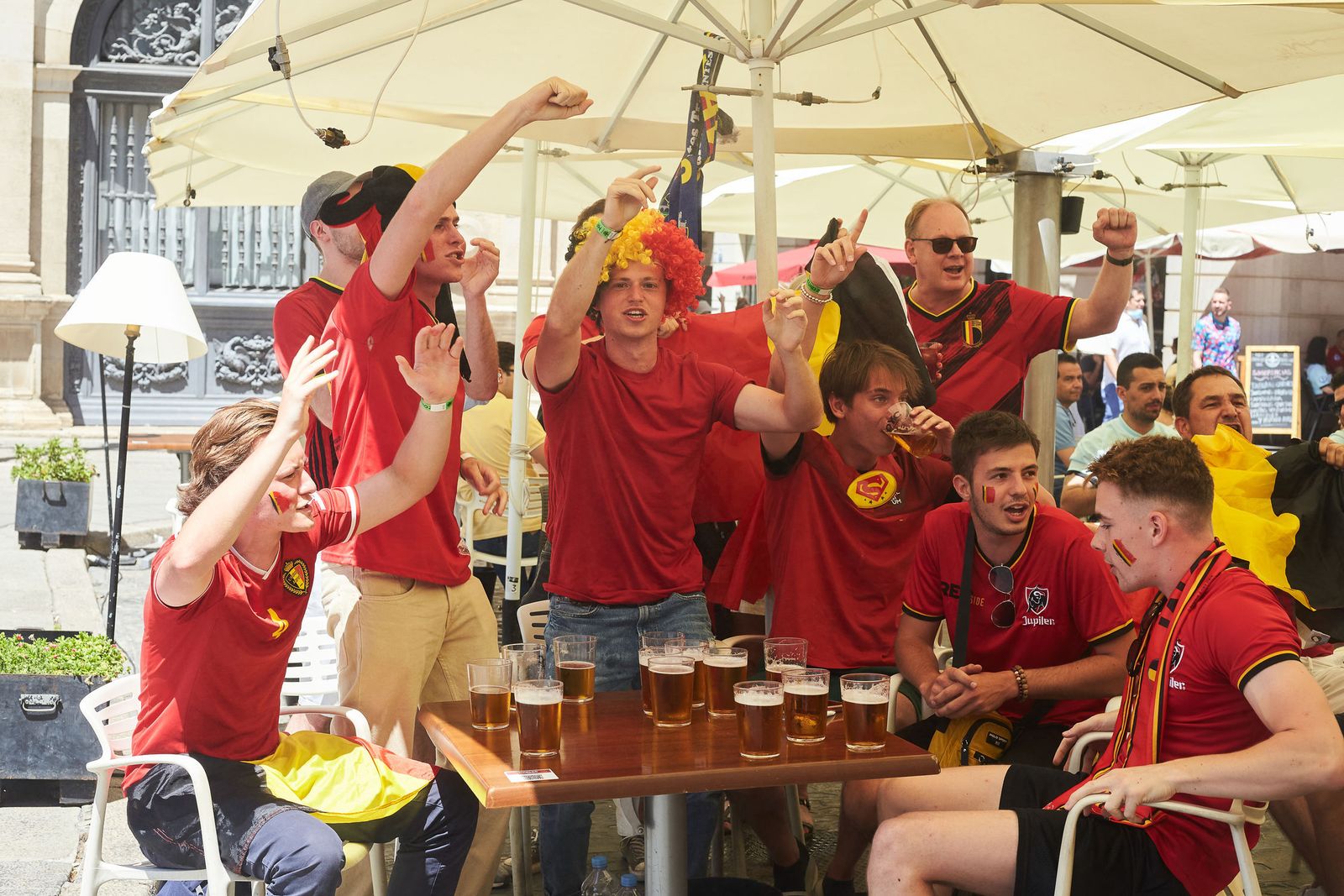 Imágenes de la convivencia entre belgas y portugueses por las calles de Sevilla.