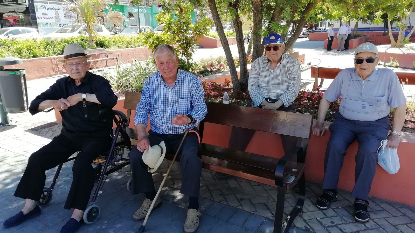 Vecinos en la plaza entre La Luz y Bonaire.