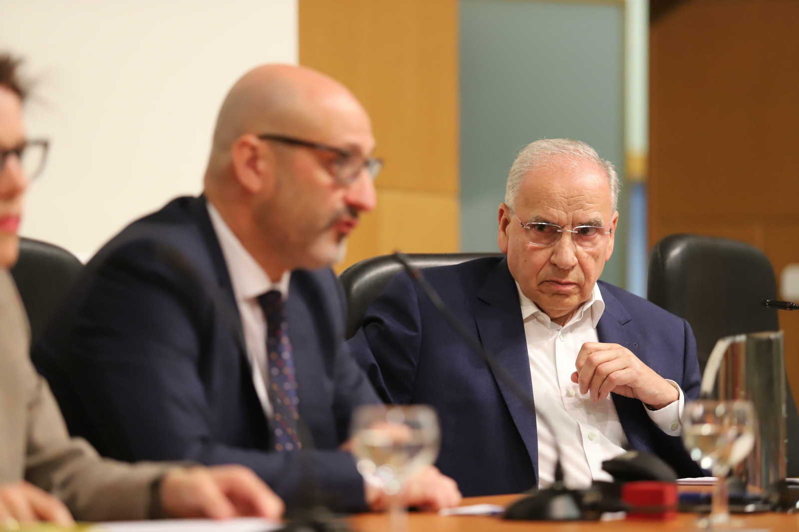 Alfonso Guerra sigue las palabras del decano de la Facultad de Humanidades, Alfonso Doctor, durante su presentación de ayer.