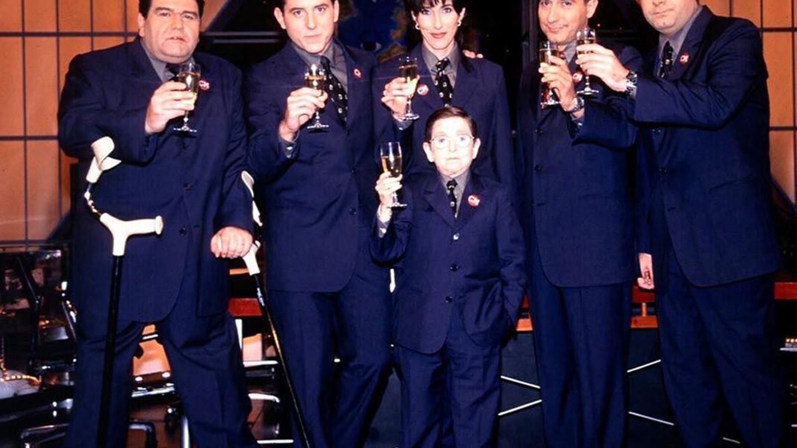 Paz Padilla (centro), con Javier Sardá y el equipo de colaboradores de 'Crónicas marcianas'.