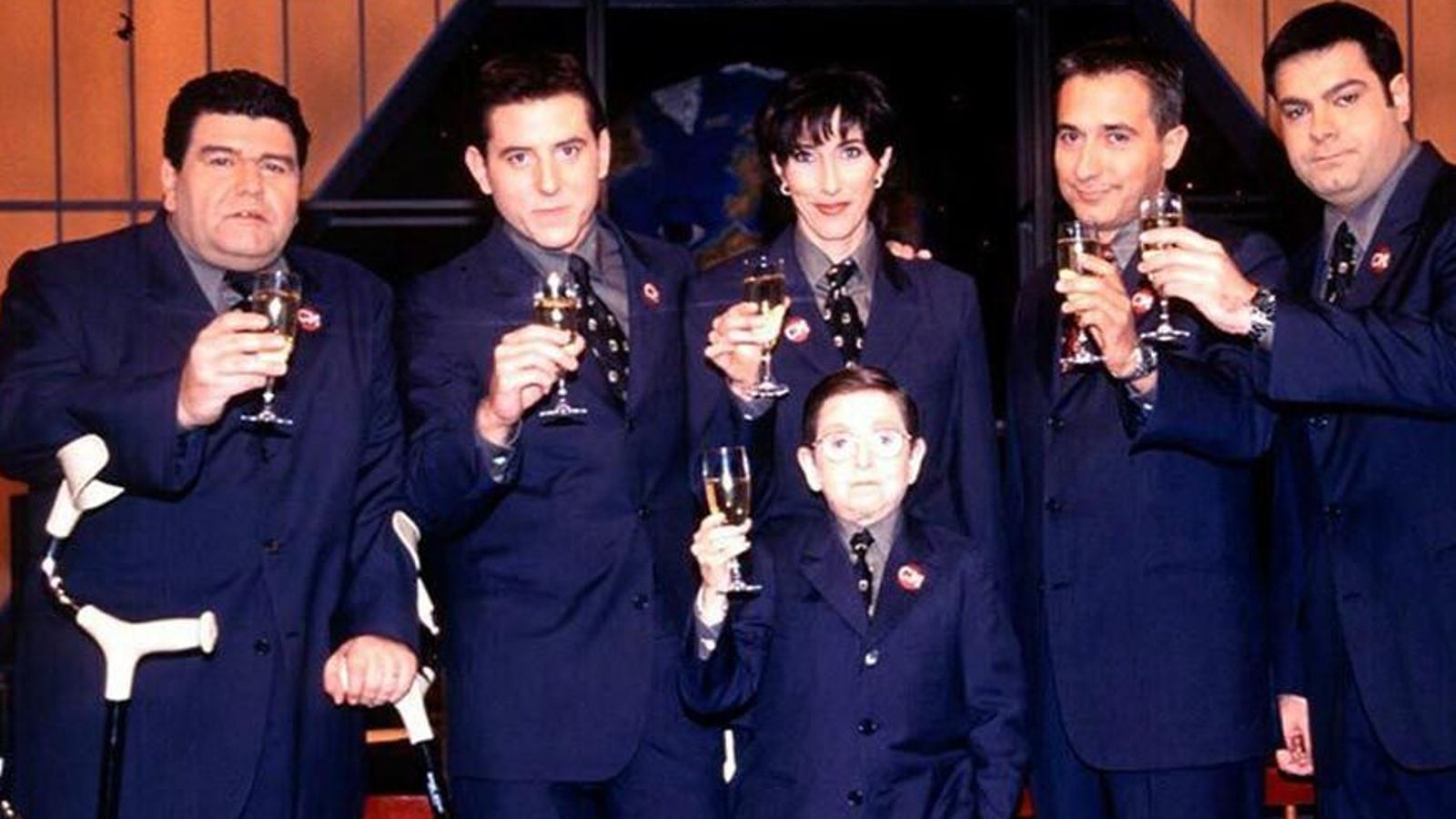 Paz Padilla (centro), con Xavier Sardá y el equipo de colaboradores de 'Crónicas marcianas'.