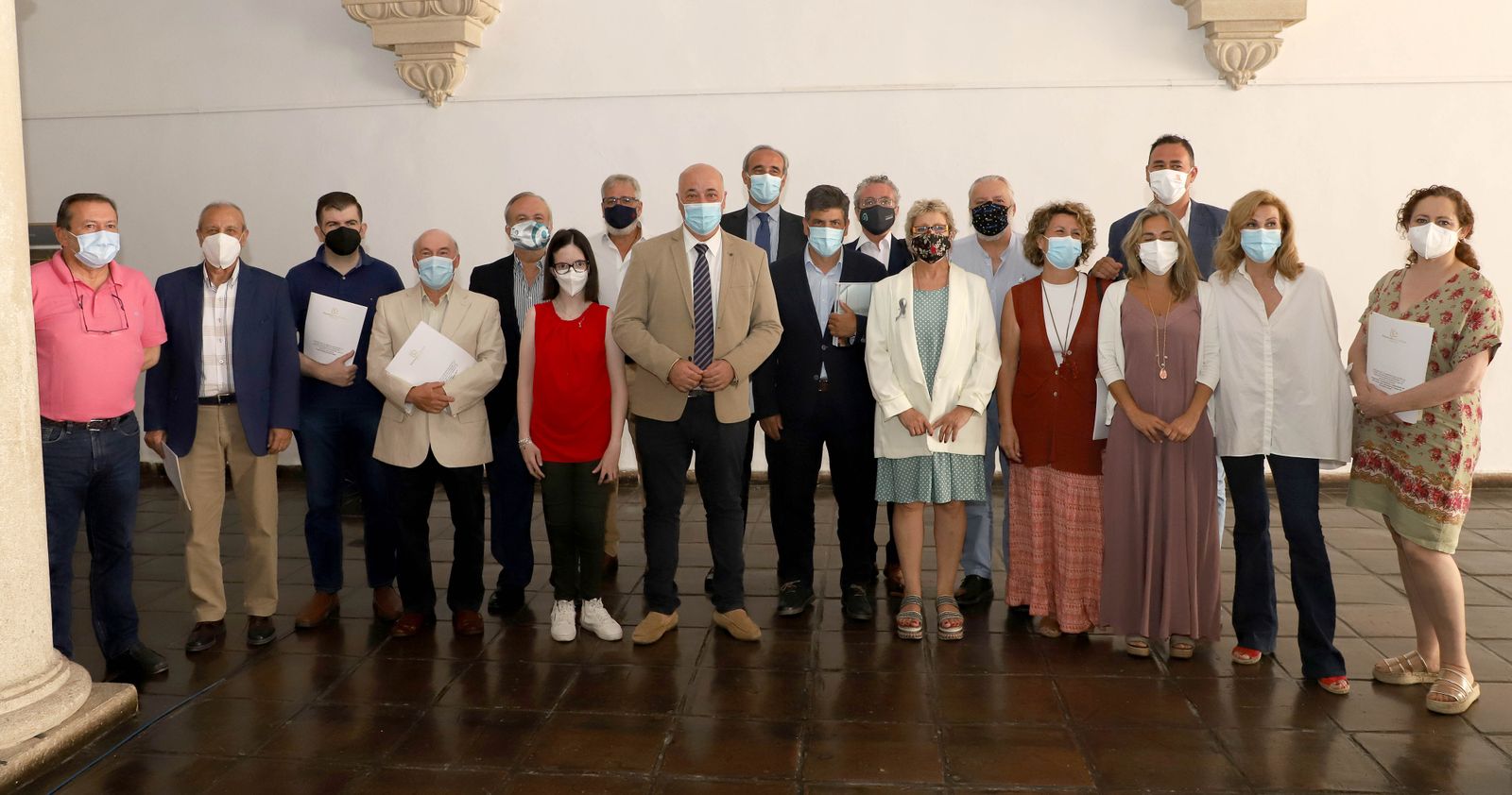 Los representantes de los 17 colectivos, junto al presidente de la Diputación, Antonio Ruiz.
