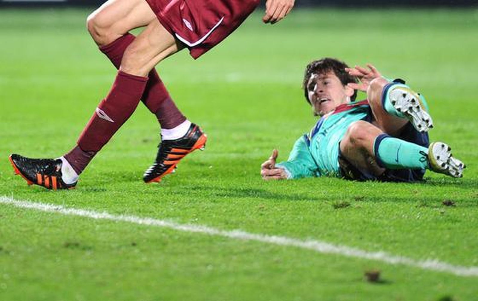 Messi se queda tumbado en el césped tras una jugada. / AFP