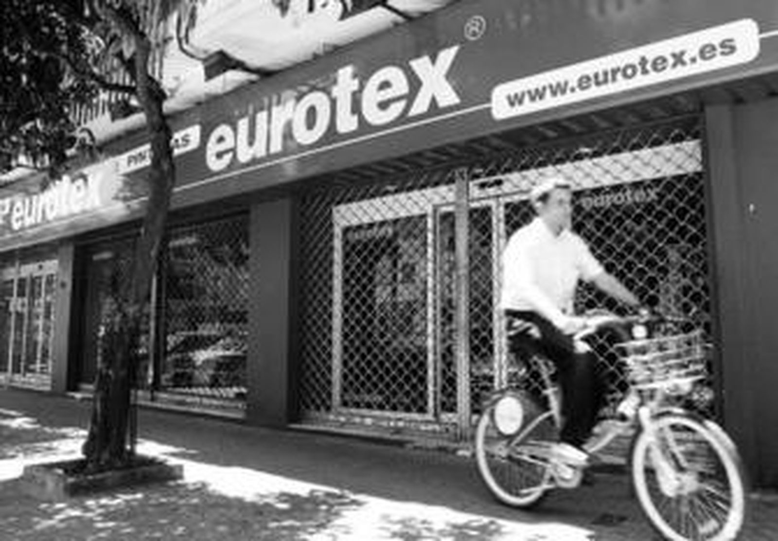 Una de las tiendas de pintura de la cadena Eurotex en la calle Arroyo de Sevilla.