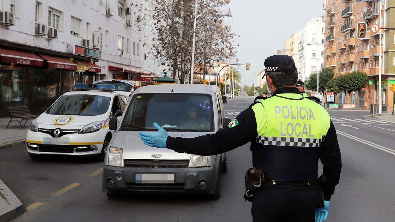 Imagen de archivo de un Policía Local realizando un control durante la pandemia.
