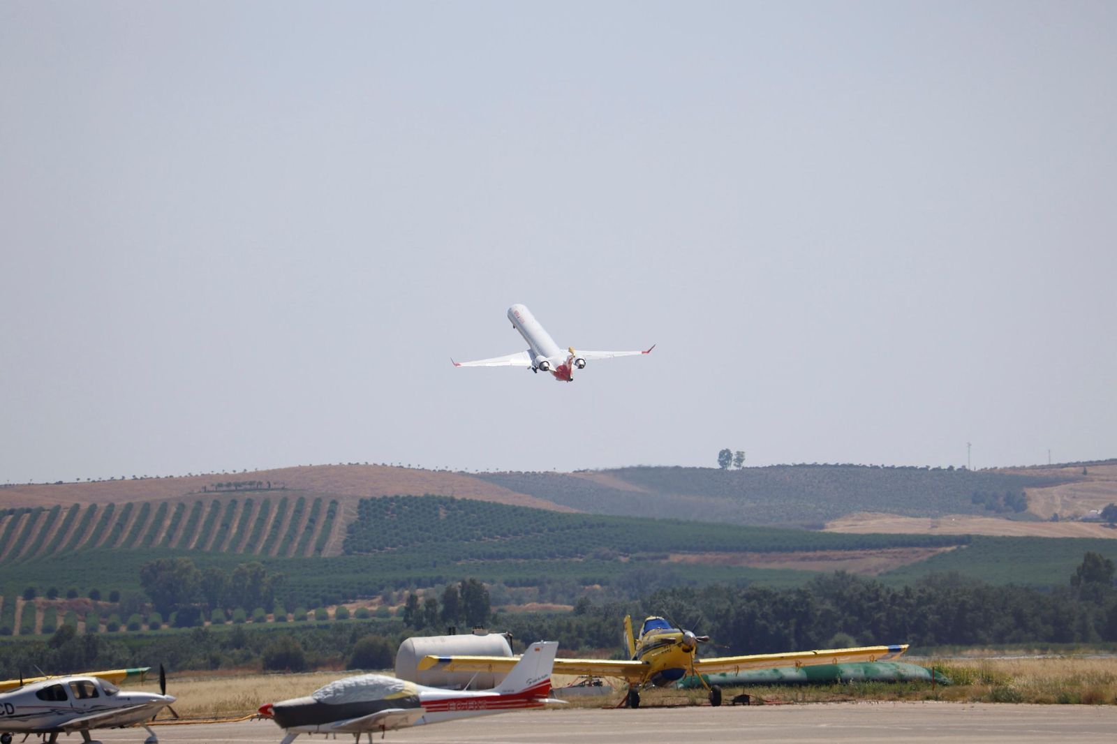 Los primeros vuelos comerciales en el aeropuerto de Córdoba, en fotografías