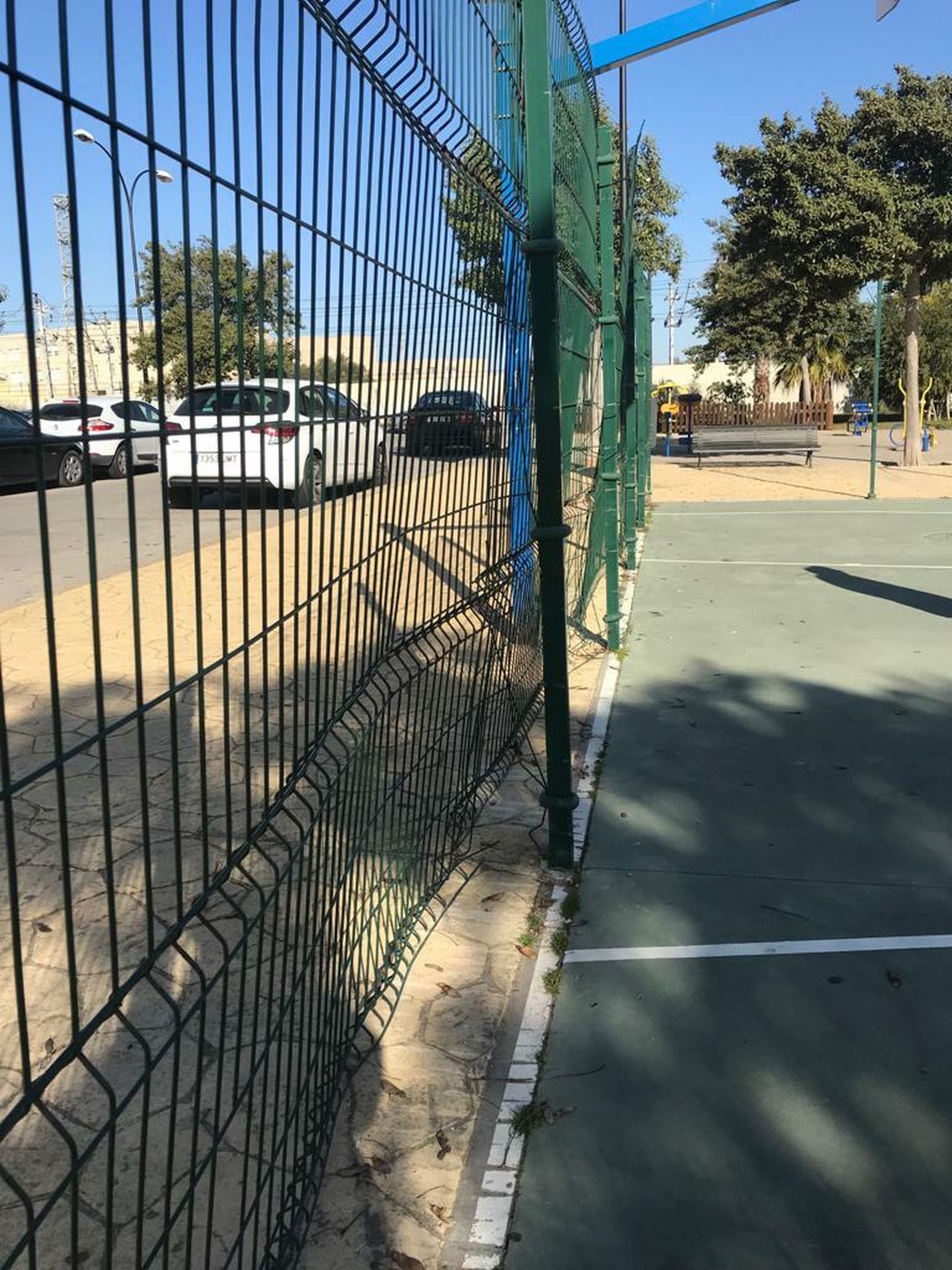 Ejemplo de desperfecto de una pista deportiva.