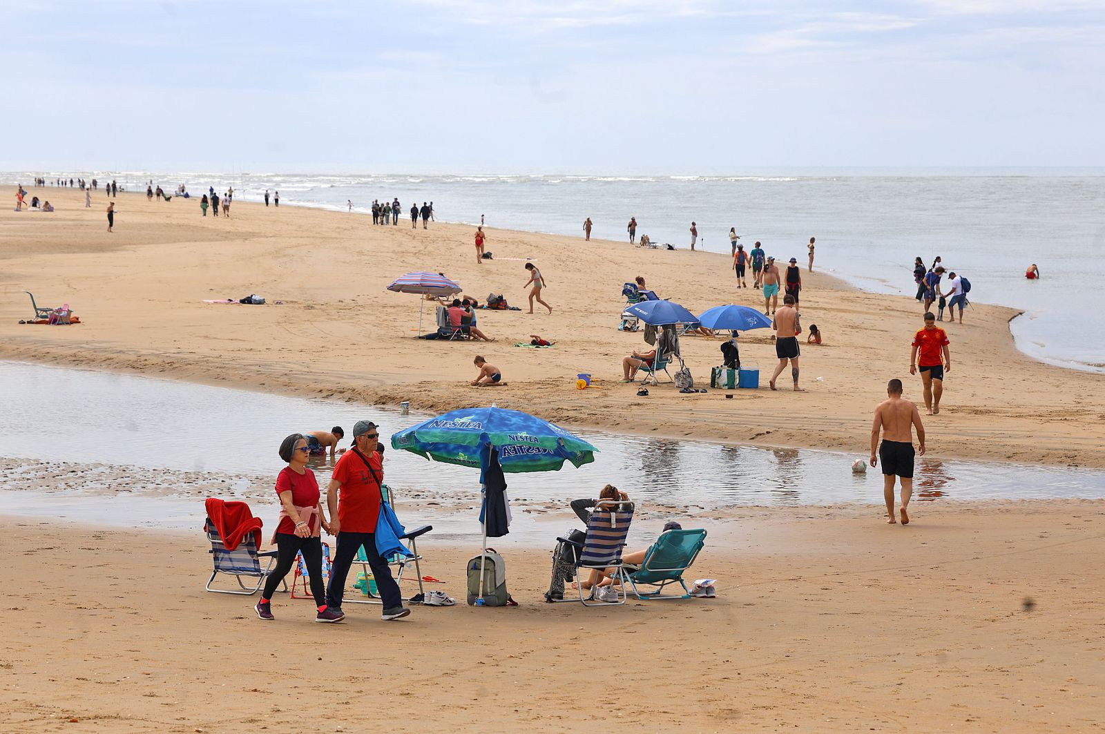 Imágenes del ambiente en la playa de El Portil durante la mañana del 1 de mayo