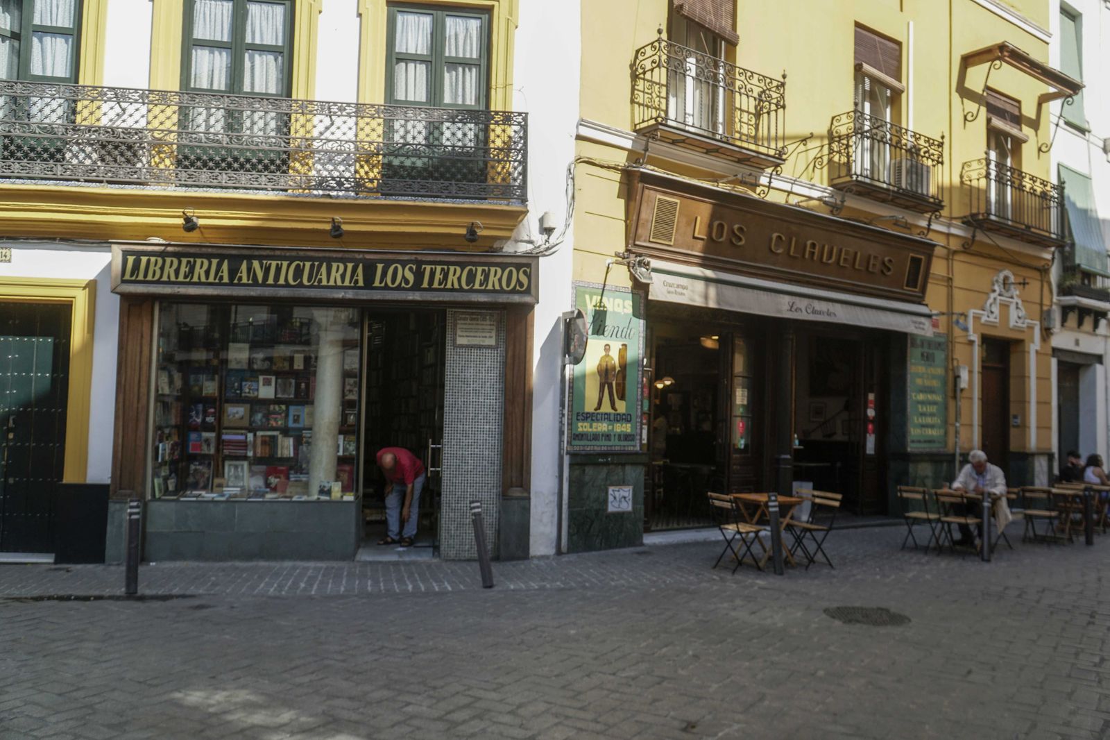 Dos negocios tradicionales en la Plaza de los Terceros, la librería anticuaria Los Terceros y el bar Los Claveles.