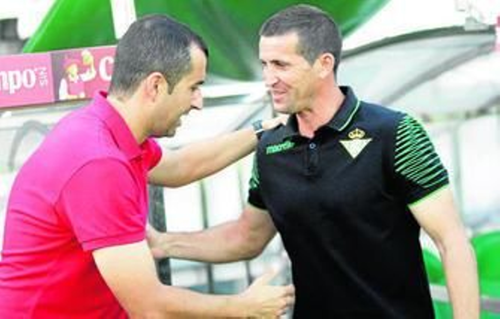 Diego Martínez y Juan Merino se saludan instantes antes del inicio del derbi de la primera vuelta.
