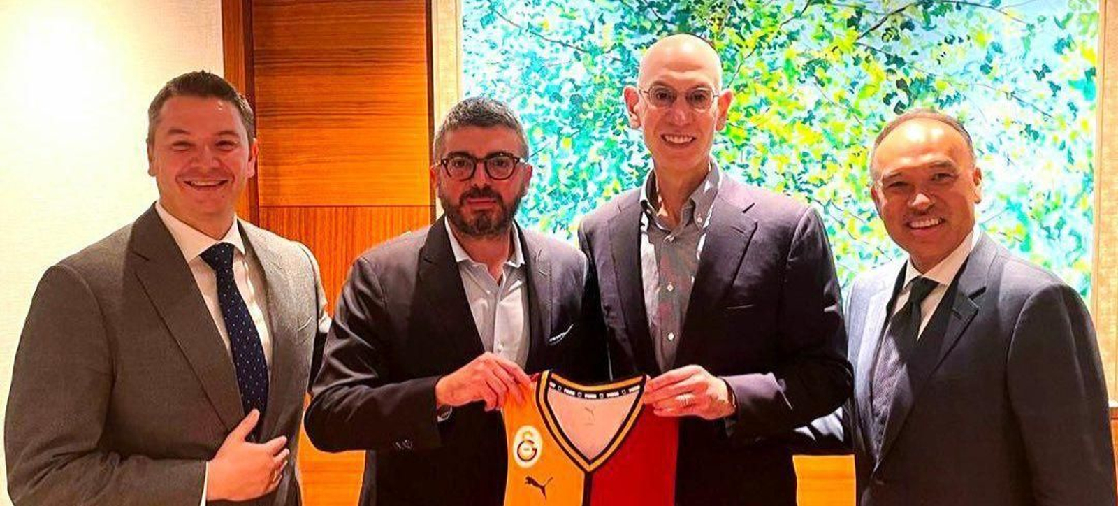 El Galatasaray, con los altos cargos de la NBA.