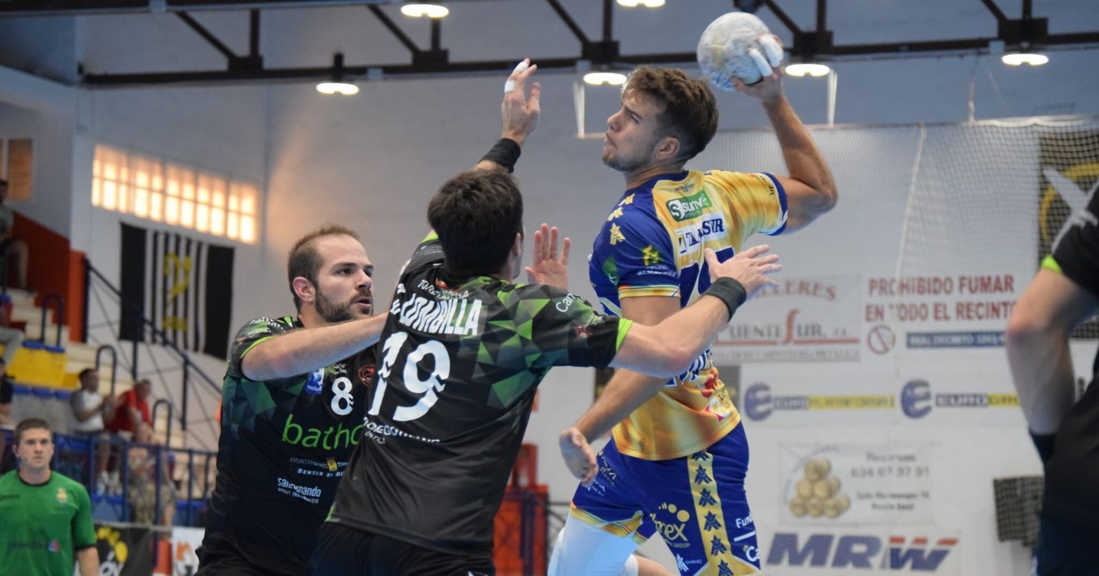 David Estepa lanza por encima de la defensa del Torrelavega.