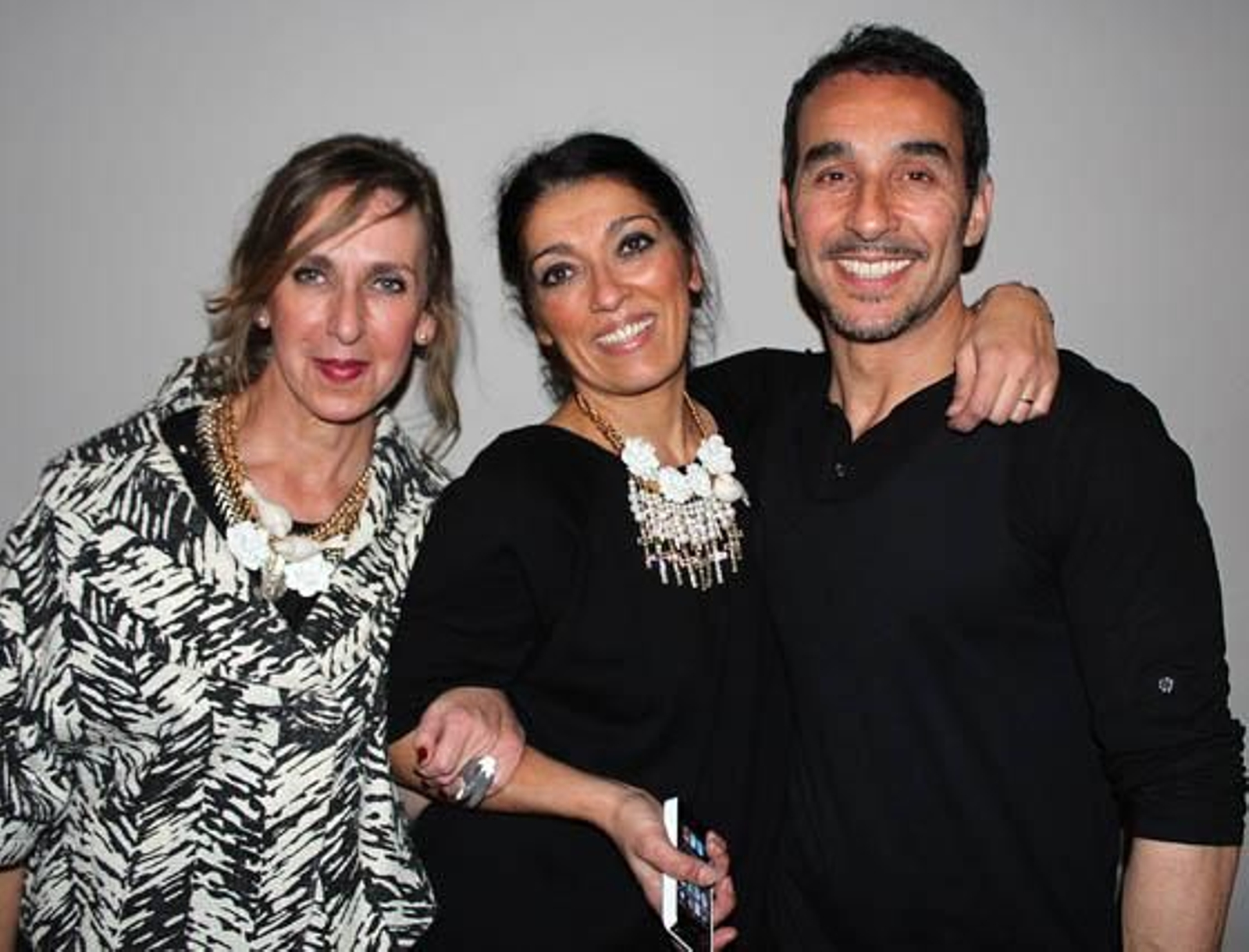 María Galán, diseñadora de los  collares Eclectic Necklaces; la diseñadora e ilustradora Virginia Vargas y el maquillador y estilista Manuel Cecilio.

Foto: Victoria Ramírez