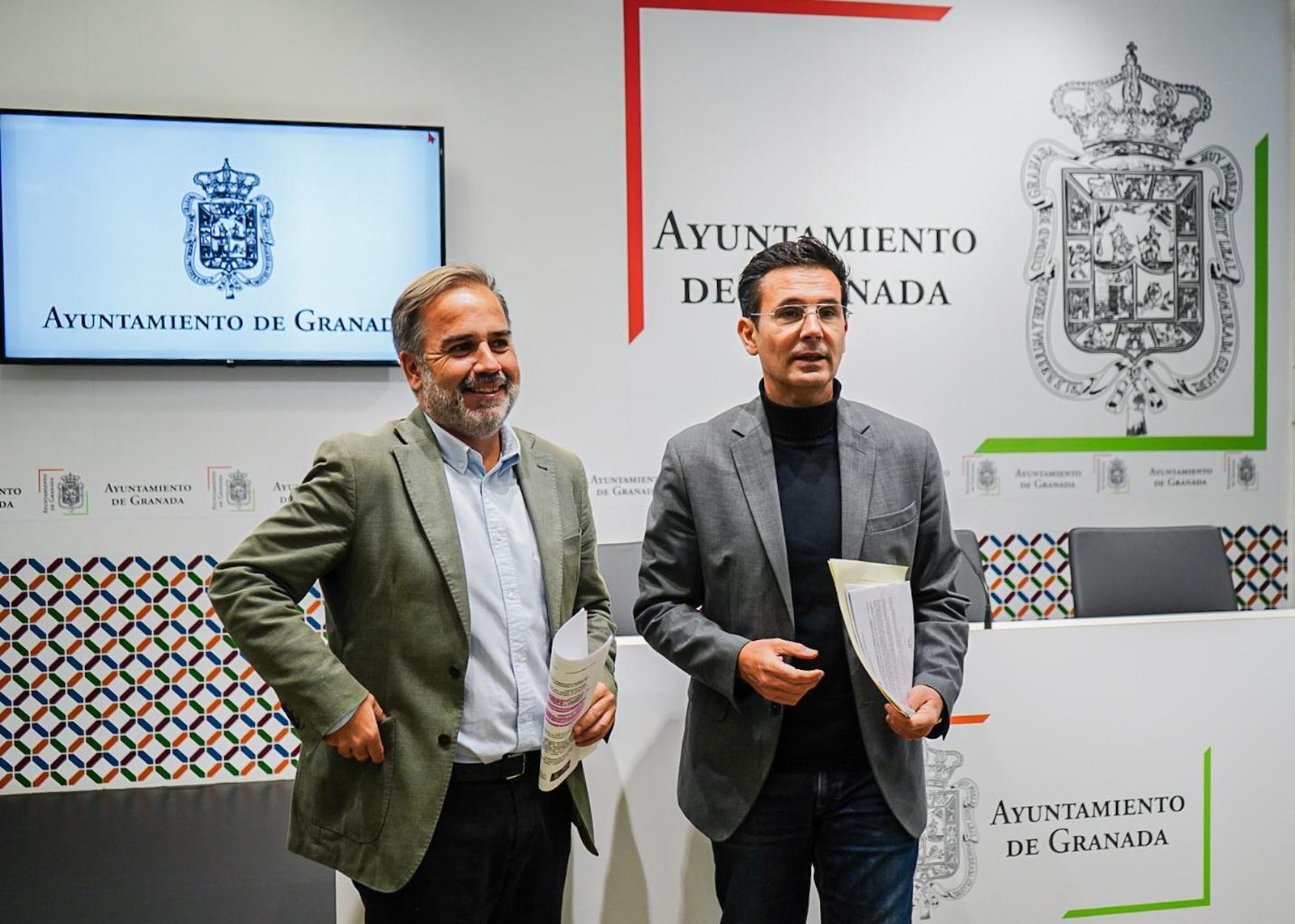 Paco Cuenca y Jacobo Calvo, presentando las alegaciones.