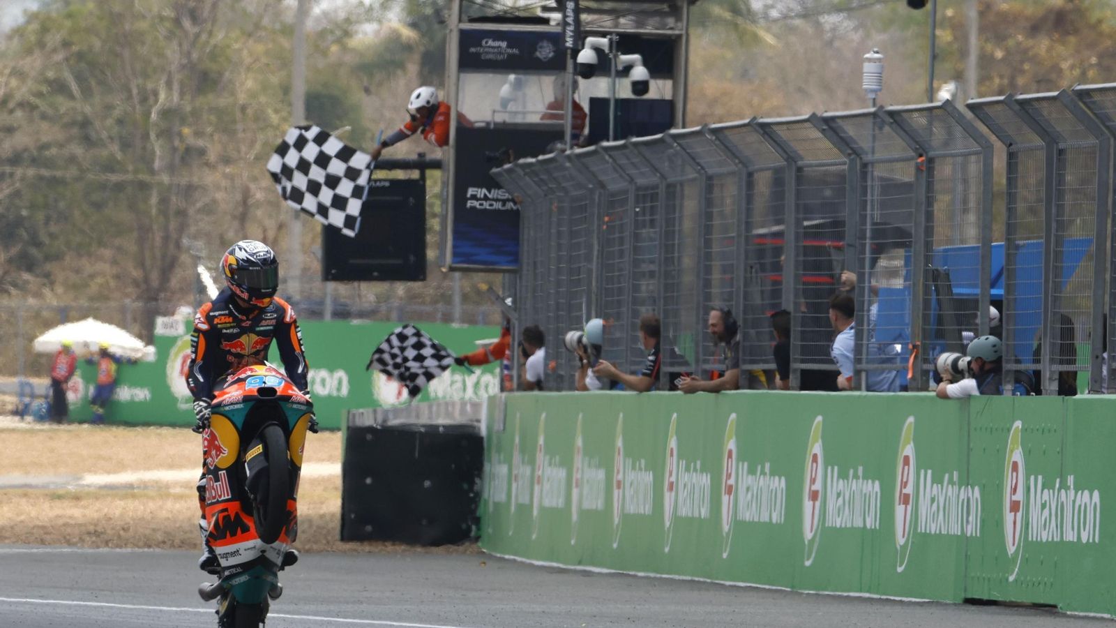 José Antonio Rueda hace un caballito con su KTM al cruzar la meta en solitario.