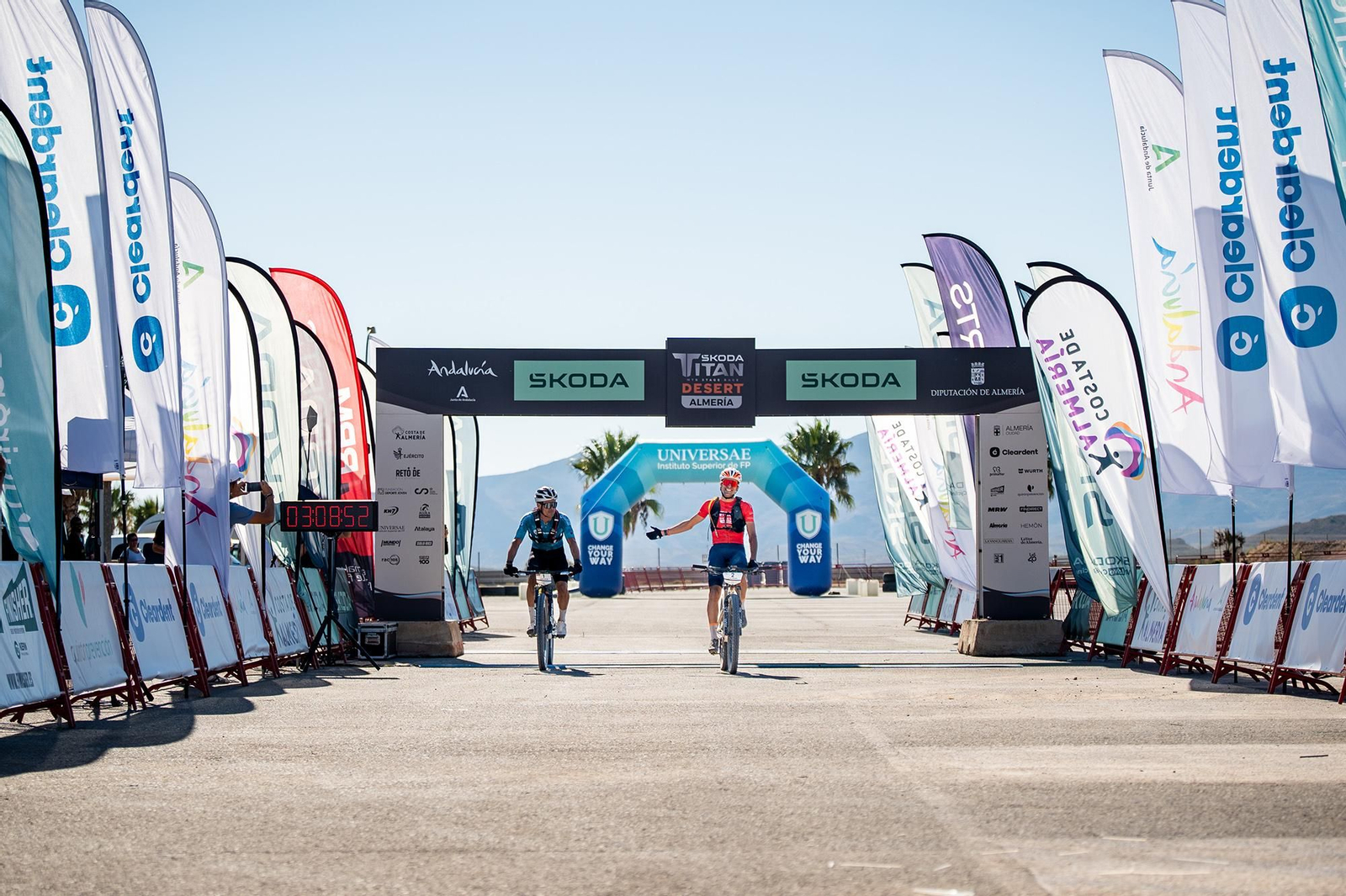 Luis Ángel Maté a su llegada a línea de meta después de conseguir hacerse con la victoria también en la segunda etapa.