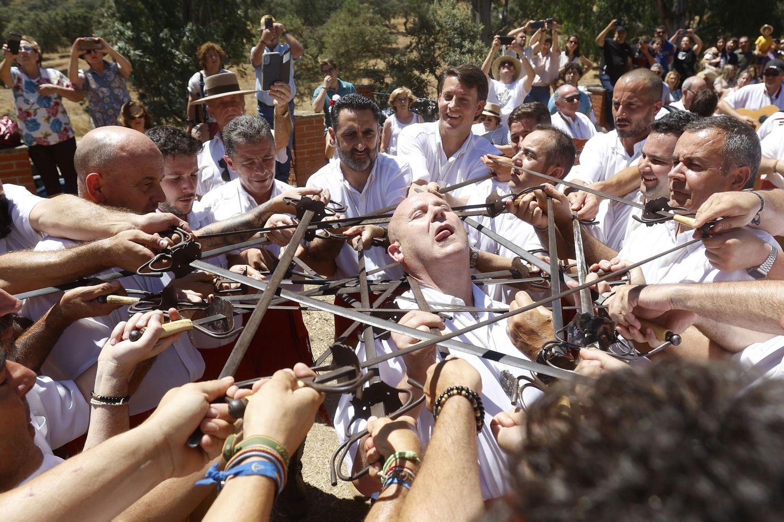 Las mejores imágenes de la Danza de las Espadas de Obejo por san Benito