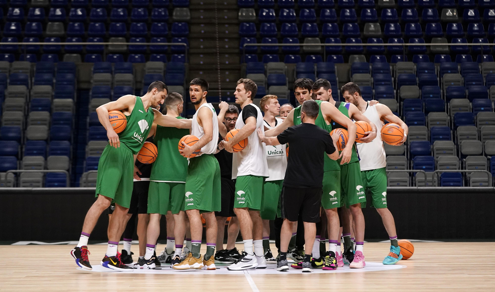 La plantilla del Unicaja hace piña en el entrenamiento del lunes.