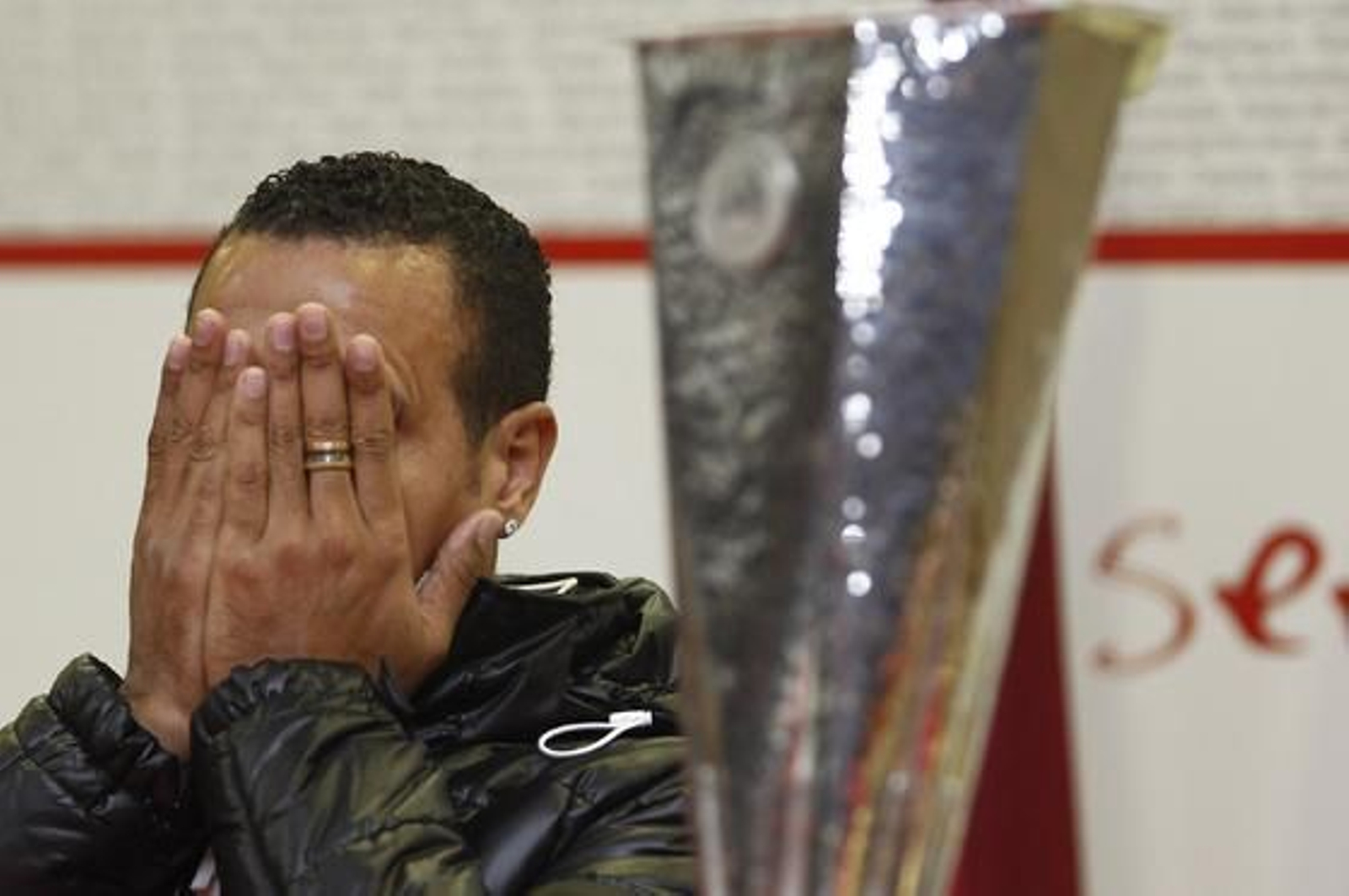 Un Luis Fabiano emocionado se ha despedido entre lágrimas del que ha sido su club durante seis años.

Foto: Antonio Pizarro
