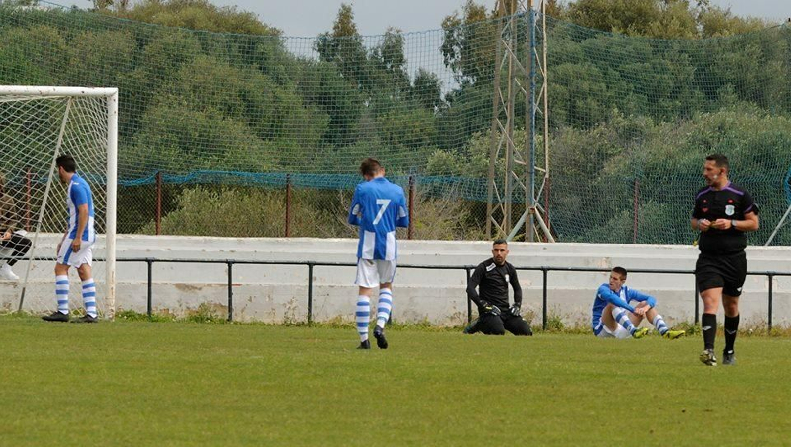 Adri y Domingo, en el suelo, lamentan uno de los goles encajados en Vejer.