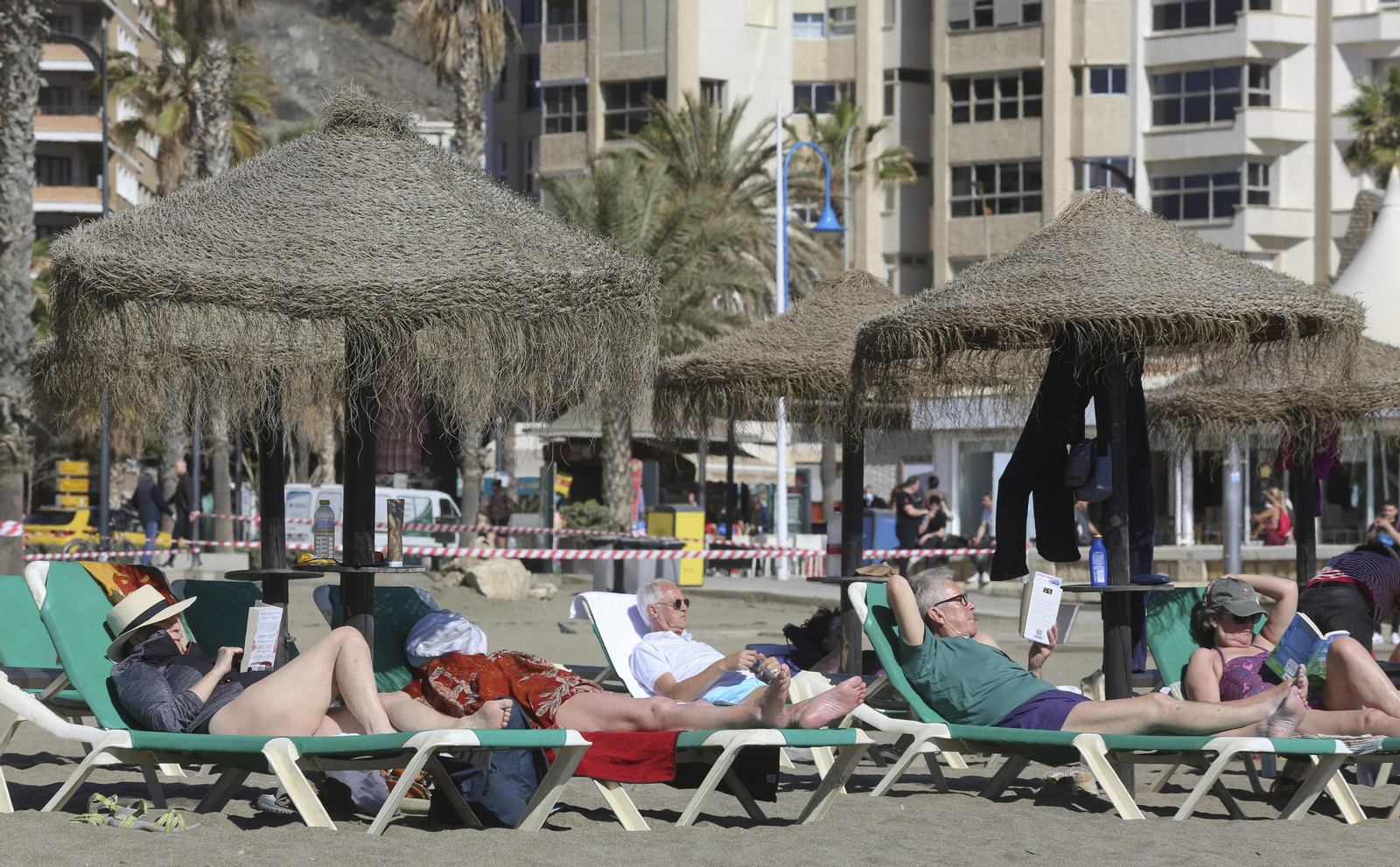 Las fotos de las playas de Málaga ante un calor que "no es normal"
