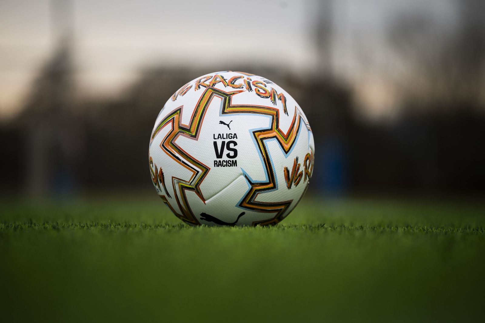 Balón contra el racismo en el Cádiz-Málaga CF