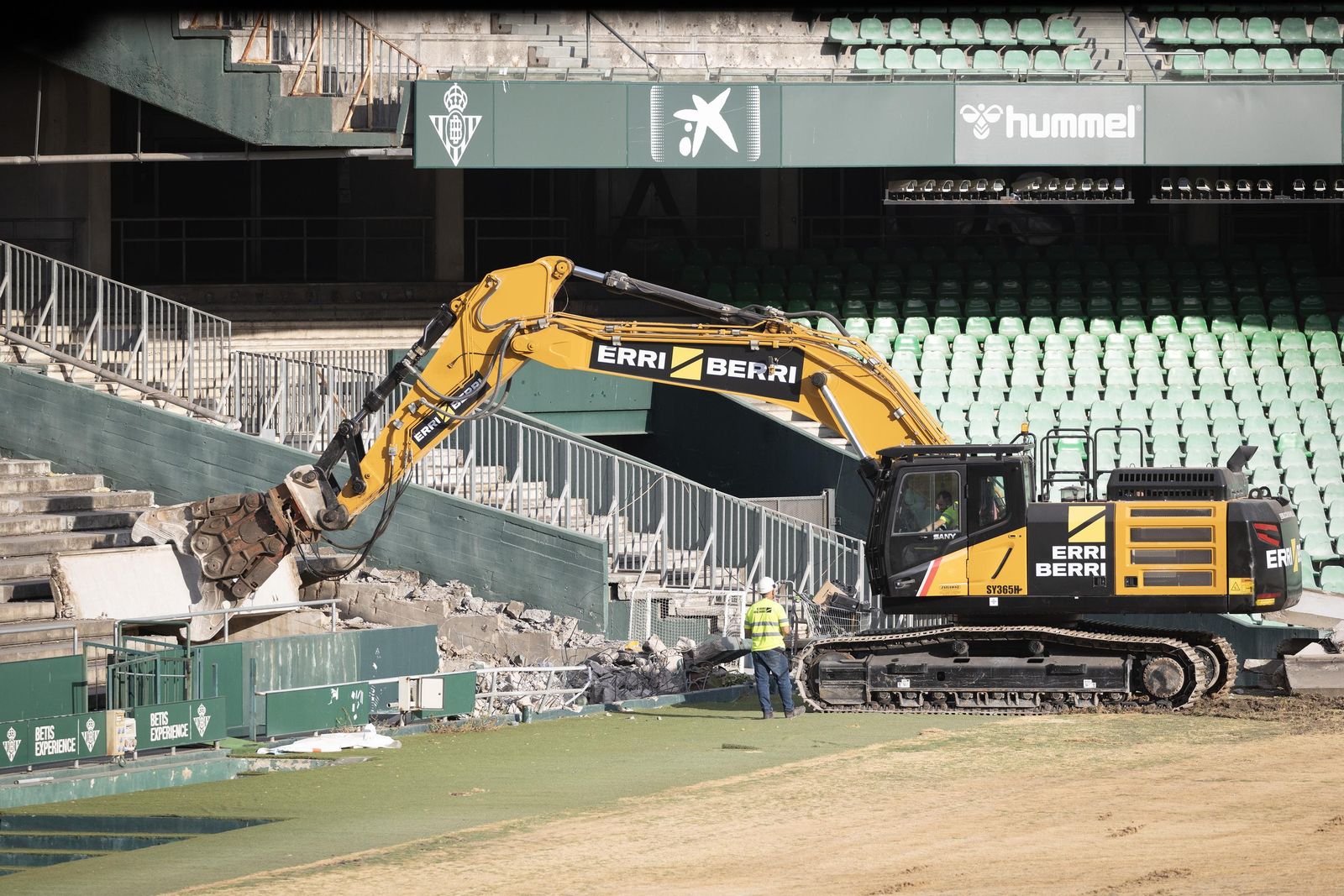 Las fotos de la demolición de la grada de Preferencia del estadio del Betis