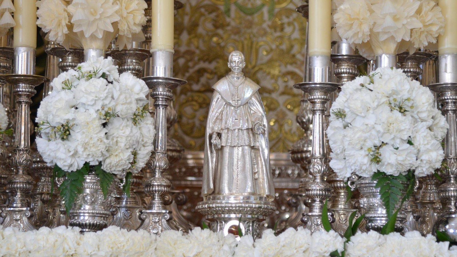La pequeña imagen en plata del beato Spínola que figura en el paso de palio de Gracia y Esperanza.