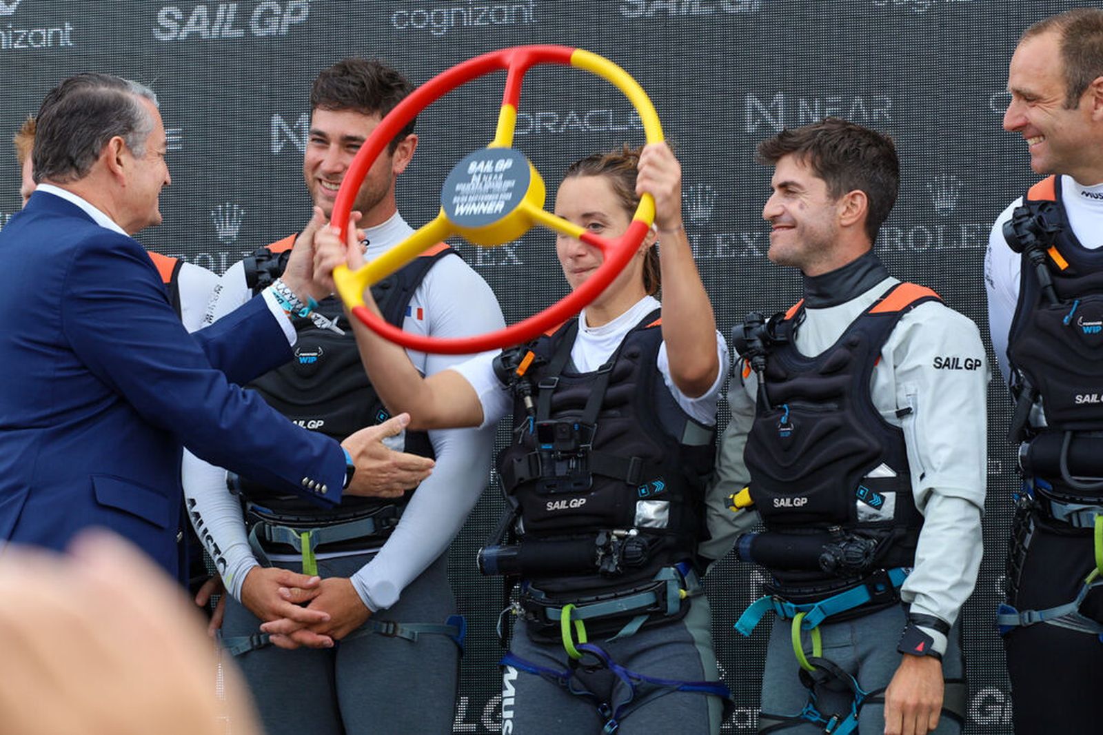 Antonio Sanz en la entrega del trofeo a los ganadores.