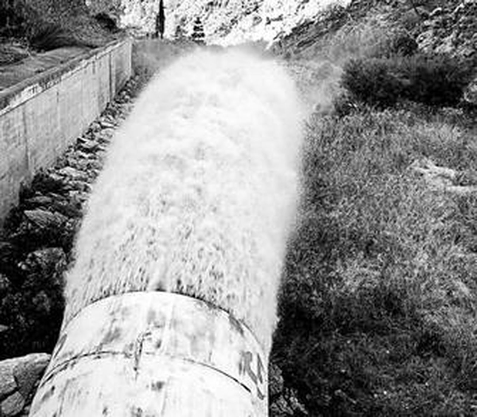 Tubería en el pantano de Benínar.