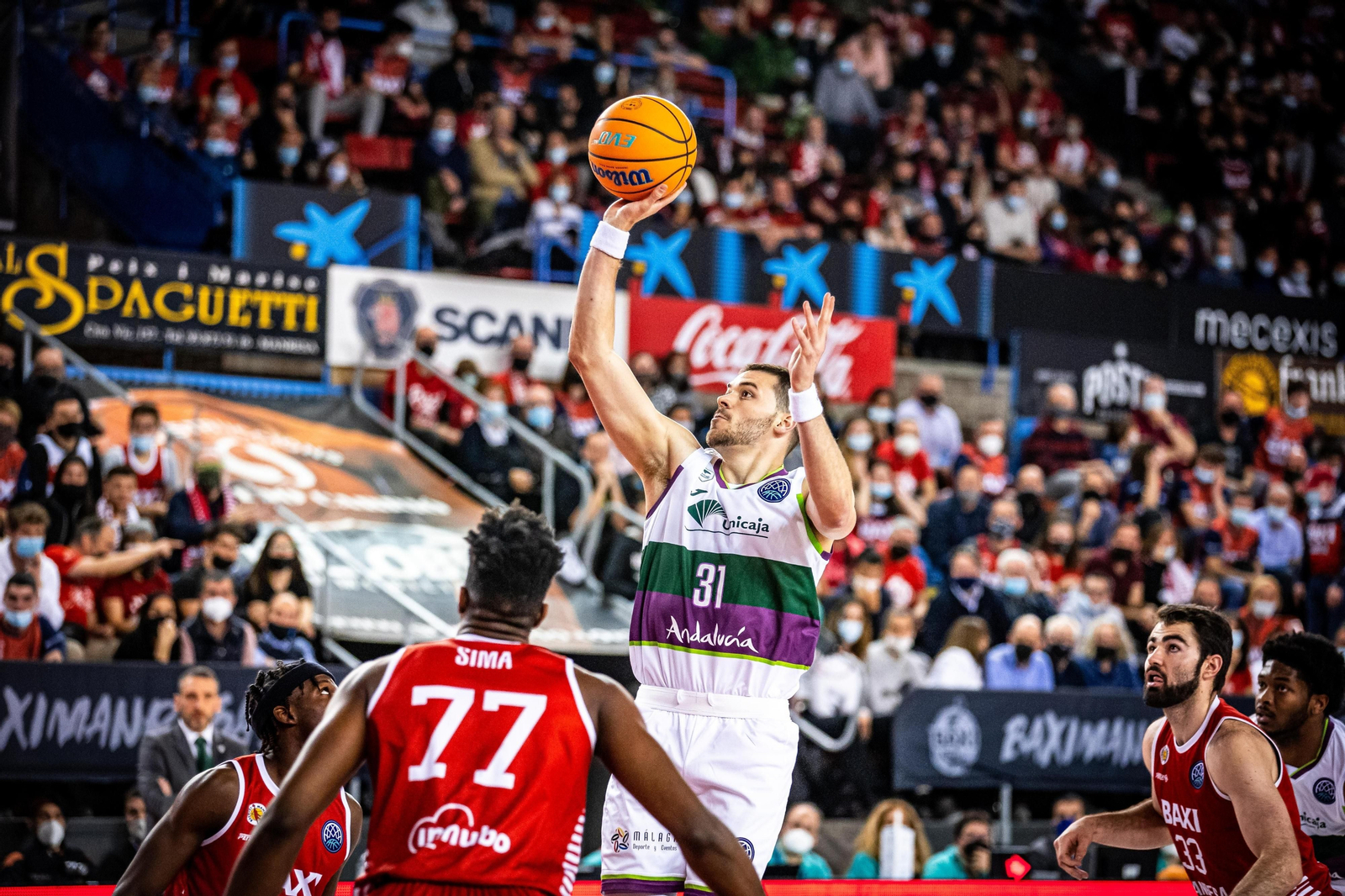 Mooney intenta una canasta en el Baxi Manresa-Unicaja de la Basketball Champions League.