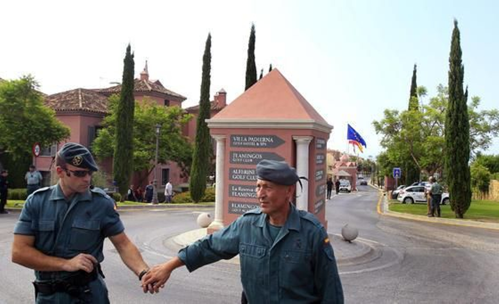 Control policial a la entrada del hotel Villa Padierna./Sergio Camacho