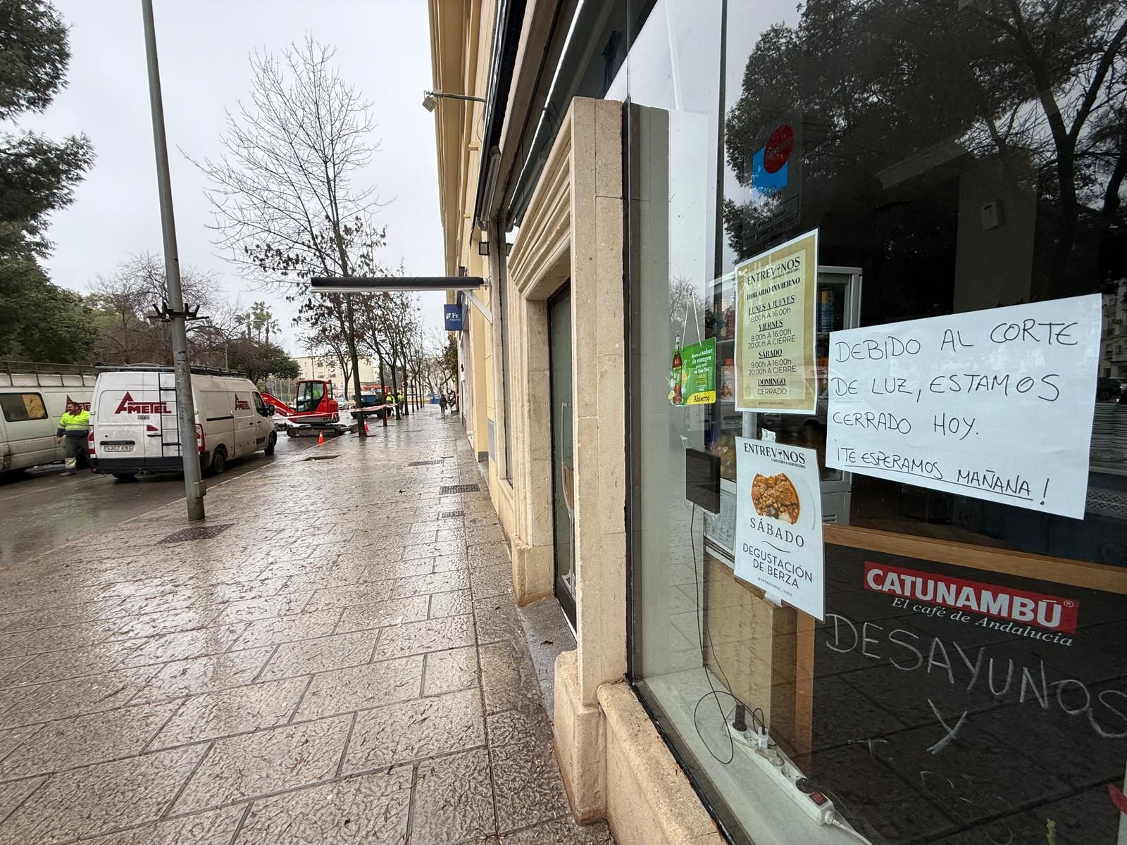 Operarios trabajando en la calle Juan Antonio Romero, donde hay viviendas y comercios afectados por el corte de luz.