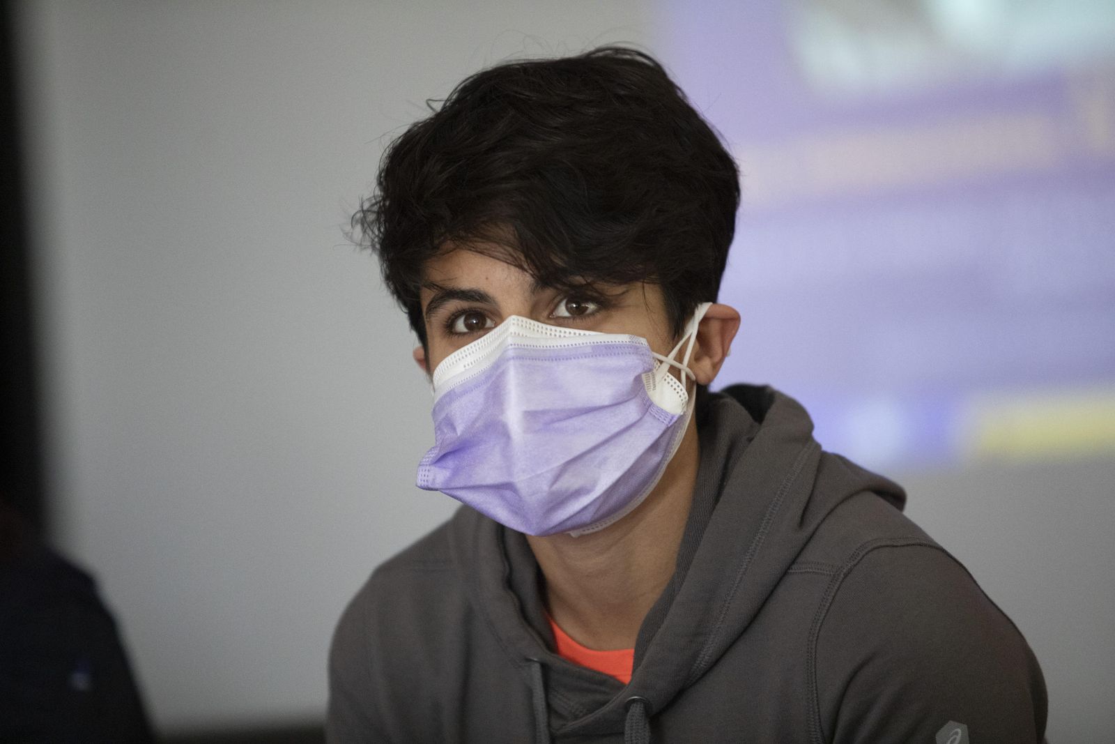 La atleta granadina María Pérez, durante la charla