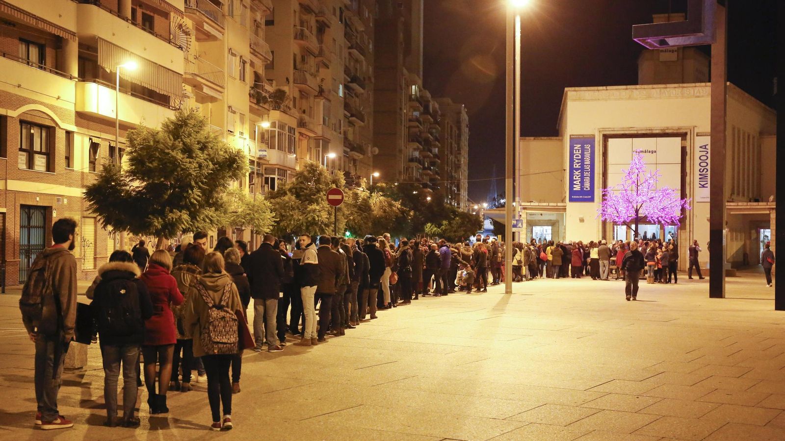 Visitantes guardan cola en el CAC para asistir a la inauguración de la exposición de Mark Ryden en 2016.